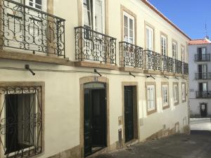 um edifício com varandas ao lado em Palacette da Mouraria em Lisboa