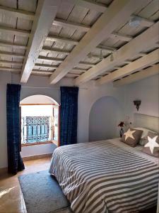 una camera da letto con un letto grande e una finestra di Casa Seven Jerez a Jerez de la Frontera