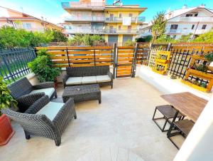 een patio met stoelen en tafels op een balkon bij La Dimora della Fenice in Fondi