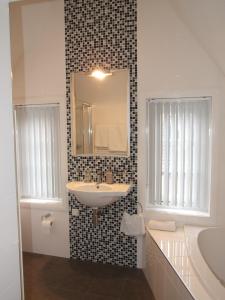 費爾普的住宿－Meneer Pos，白色的浴室设有水槽和镜子