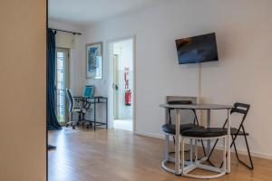 Bright & Comfy Flat in Lisbon by LovelyStay tesisinde bir televizyon ve/veya eğlence merkezi