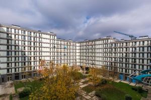 un grande edificio bianco con gru di Bright & Comfy Flat in Lisbon by LovelyStay a Lisbona