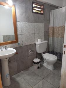 uma casa de banho com um WC e um lavatório em LOS HELECHOS II em Puerto Iguazú