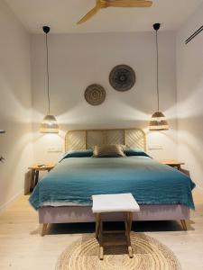sypialnia z łóżkiem z niebieską kołdrą w obiekcie Casa du Soleil Hostal Boutique w Madrycie