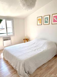 ein weißes Schlafzimmer mit einem großen Bett und einem Fenster in der Unterkunft COUP DE CŒUR - ILE DE RE - Maison 3 chambres in Rivedoux-Plage