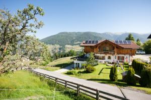 ein Haus mit Sonnenkollektoren auf dem Dach in der Unterkunft Haus Patricia in Kartitsch