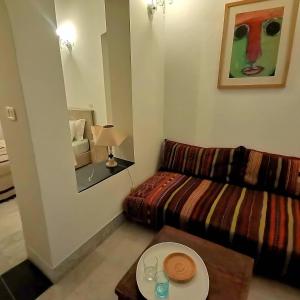 Dar el médina في تونس: غرفة معيشة مع أريكة وطاولة