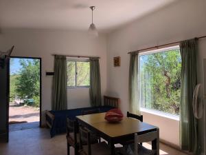 sala de estar con mesa y sofá en Cabaña Nonna Alma en San Esteban