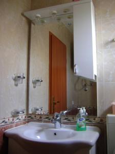 y baño con lavabo y espejo. en Apartments Krajačić, en Malinska