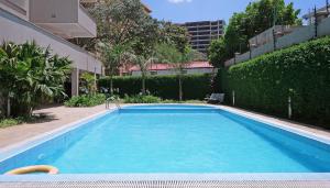 Der Swimmingpool an oder in der Nähe von Tranquil Residence by Edmor Suites