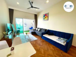 un salon avec un canapé bleu et une table dans l'établissement Instagramable Luxury Suites for Couples or Families • Straits Quay Penang • Sea View Balcony • Private Bathtub, à Bagan Jermal 119 autres photos