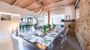 un comedor con una mesa larga con sillas blancas en Villa Casanostra 12, Emma Villas, en San Ginesio