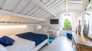 Un dormitorio con una cama y un escritorio y una ventana. en Villa Casanostra 12, Emma Villas, en San Ginesio 57 fotos más