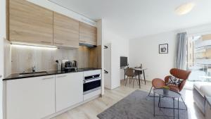 Cucina o angolo cottura di Nonanteneuf appart hōtel Aigle - contactless check-in