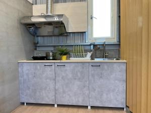 Una cocina o kitchenette en 高雄好日子914包棟KTv民宿