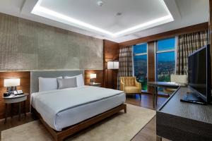Кровать или кровати в номере Movenpick Hotel Malatya