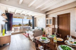 ein Wohnzimmer mit einem Tisch mit Essen drauf in der Unterkunft Warda C11 Apartment by Wonderful Italy in Desenzano del Garda