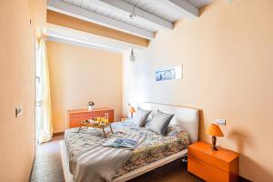 ein kleines Schlafzimmer mit einem Bett und einem Tisch in der Unterkunft Warda C11 Apartment by Wonderful Italy in Desenzano del Garda + 20 Fotos