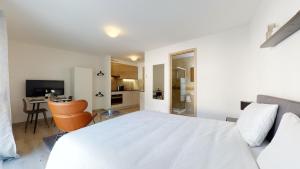Letto o letti in una camera di Nonanteneuf appart hōtel Aigle - contactless check-in