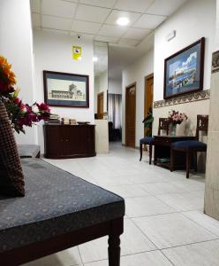 una hall ospedaliera con una sala d'attesa con una sala d'attesa di Motel lavapies a Madrid
