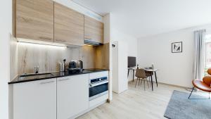 Cucina o angolo cottura di Nonanteneuf appart hōtel Aigle - contactless check-in