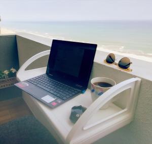 EuVe Ocean View Flat in Lima的电视和/或娱乐中心