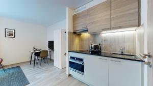 Cucina o angolo cottura di Nonanteneuf appart hōtel Aigle - contactless check-in