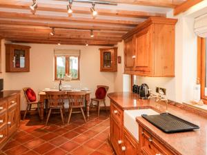 Una cocina con una mesa y un comedor. en Bent Chapel Cottage, en Matlock