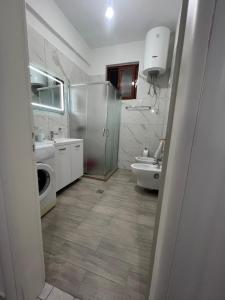 y baño con nevera, fregadero y lavadora. en Vlore , Lungomare, en Vlorë 9 fotos más