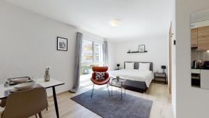 Letto o letti in una camera di Nonanteneuf appart hōtel Aigle - contactless check-in