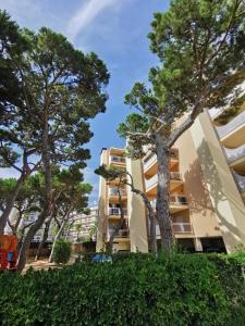 マルグラット・デ・マルにあるSANTA SUSANNA Sea Dreams Appartement - Bord de merの目の前に木々が生い茂る建物