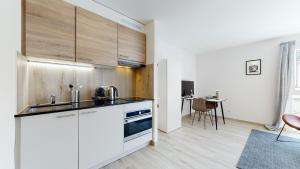 Cucina o angolo cottura di Nonanteneuf appart hōtel Aigle - contactless check-in