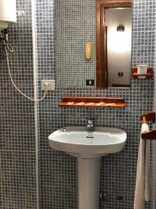 ein Bad mit einem Waschbecken und einem Spiegel in der Unterkunft Hotel Atlántico Centro in Santa Cruz de Tenerife