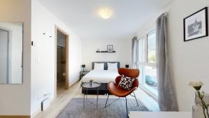 Letto o letti in una camera di Nonanteneuf appart hōtel Aigle - contactless check-in