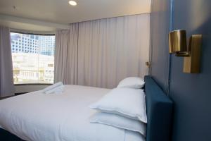 Кровать или кровати в номере Moon TLV - 4th floor
