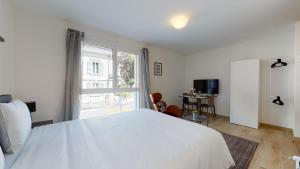 Letto o letti in una camera di Nonanteneuf appart hōtel Aigle - contactless check-in