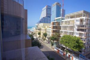 uitzicht op een straat met hoge gebouwen bij Moon TLV - 4th floor in Tel Aviv