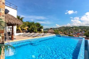 uma piscina num resort com vista em Casa Makawe ONLY ADULTS em Sayulita