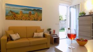 Imagem da galeria de MillyHolidays - Apartment Sunflower in the Center with Private Garden and Spa Pool em Bardolino