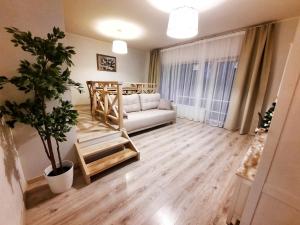 - un salon avec un canapé et une table dans l'établissement Sand Beach Apartment, à Narva-Jõesuu