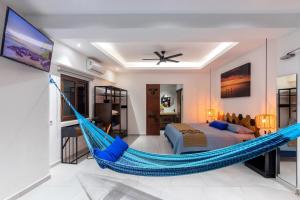 een slaapkamer met een bed en een hangmat bij Casa Makawe ONLY ADULTS in Sayulita