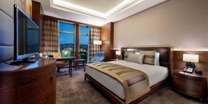 Кровать или кровати в номере Movenpick Hotel Malatya