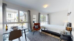 Letto o letti in una camera di Nonanteneuf appart hōtel Aigle - contactless check-in