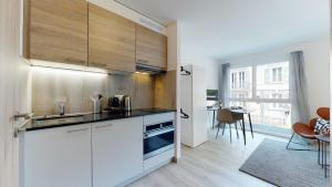 Cucina o angolo cottura di Nonanteneuf appart hōtel Aigle - contactless check-in