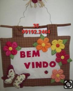 a sign that says ben vanguard with flowers on it at Casa do Peregrino - Confortável no centro in Paraisópolis