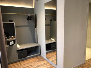 a walk in closet with a mirror at Materiaprima camere-rooms in Mantova