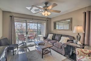 Ruang duduk di Modern Resort Condo about 3 Mi to Branson Landing
