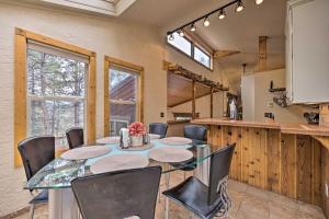 uma cozinha e sala de jantar com mesa e cadeiras em Cozy Home with Hot Tub - 11 Mi to Rainbow Falls em Woodland Park