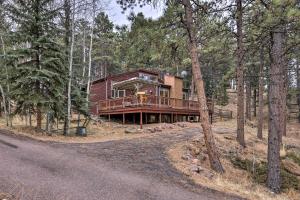 Gallery image of Cozy Home with Hot Tub - 11 Mi to Rainbow Falls in Woodland Park