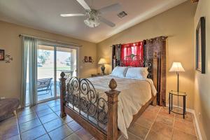 Fort Mohave Family Home with Golf Course Views! في Fort Mohave: غرفة نوم بسرير كبير وبلكونة